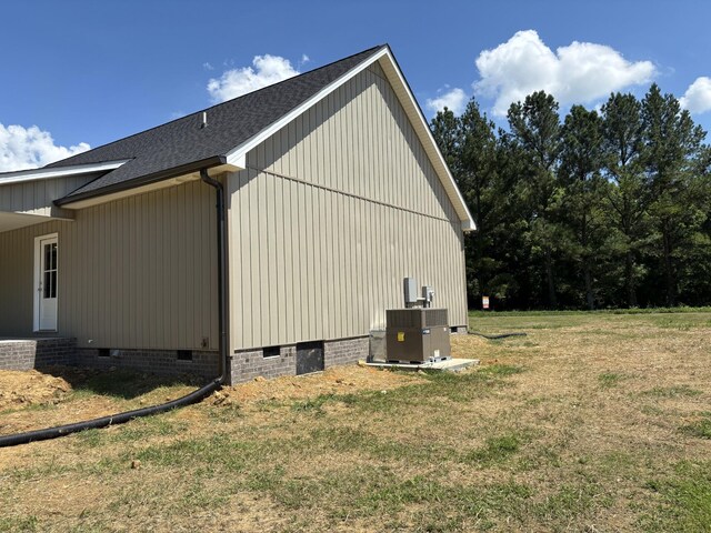 760 Hanestown Rd, Lafayette, TN 37083 - view of side of property featuring crawl space, a yard, and a shingled roof