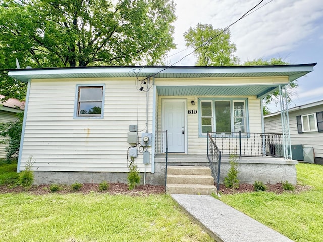 810 Roanoke Ave, Chattanooga, TN 37404 - bungalow-style house with a porch and a front lawn