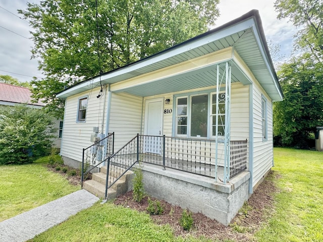 810 Roanoke Ave, Chattanooga, TN 37404 - bungalow-style home with covered porch and a front yard