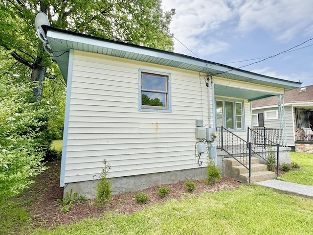 810 Roanoke Ave, Chattanooga, TN 37404 - view of side of home featuring covered porch and a lawn