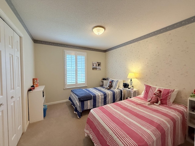 412 Winwood Dr, Lebanon, TN 37087 - carpeted bedroom with crown molding, a textured ceiling, a closet, and wallpapered walls