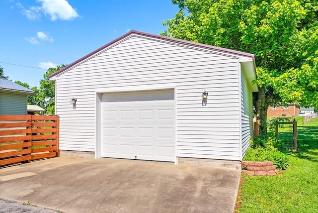 705 Pineridge Dr, Hopkinsville, KY 42240 - detached garage featuring driveway