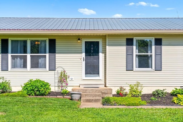705 Pineridge Dr, Hopkinsville, KY 42240 - property entrance with a metal roof, a yard, and crawl space
