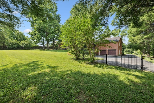 9505 Inavale Ln, Brentwood, TN 37027 - fenced yard featuring a garage