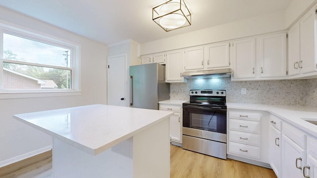 2104 W Richmond Hill Dr, Nashville, TN 37207 - kitchen with stainless steel appliances, under cabinet range hood, light wood finished floors, and white cabinetry