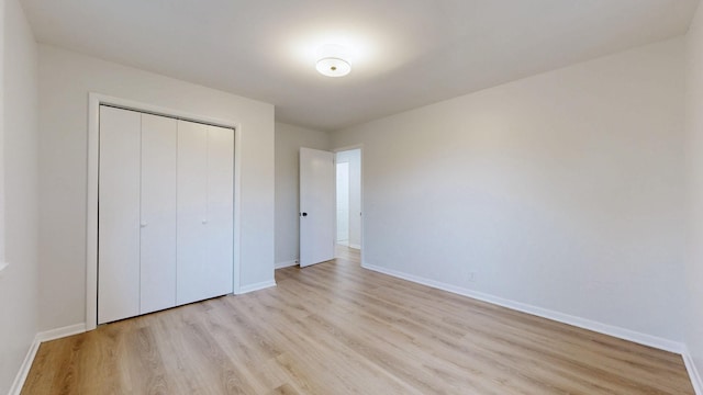 2104 W Richmond Hill Dr, Nashville, TN 37207 - unfurnished bedroom with light wood finished floors and a closet