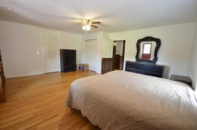 1355 Westfield Rd, Dickson, TN 37055 - bedroom with light wood finished floors, crown molding, a closet, ceiling fan, and a textured ceiling