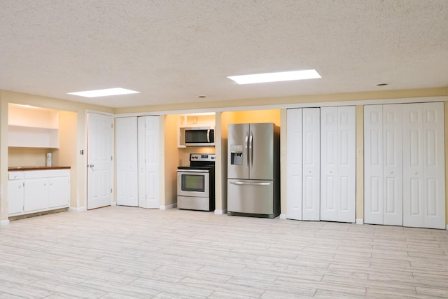 745 Contraband Ln, Cookeville, TN 38501 - kitchen featuring stainless steel appliances, a textured ceiling, and light wood finished floors