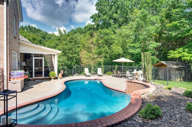 9732 Turnbridge Ct, Brentwood, TN 37027 - view of swimming pool with a sunroom, a patio area, and a fenced backyard