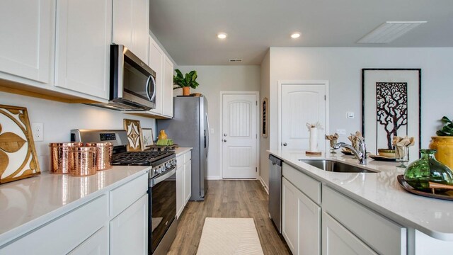 4910 Mowbray Way, Murfreesboro, TN 37129 - kitchen featuring stainless steel appliances, white cabinetry, light wood-style floors, recessed lighting, and a center island with sink
