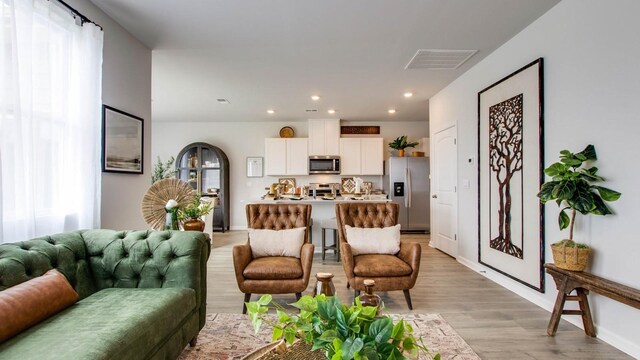 4910 Mowbray Way, Murfreesboro, TN 37129 - living area with light wood-type flooring and recessed lighting