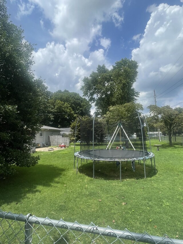 1212 Poplar Dr, Lawrenceburg, TN 38464 - view of yard featuring a trampoline