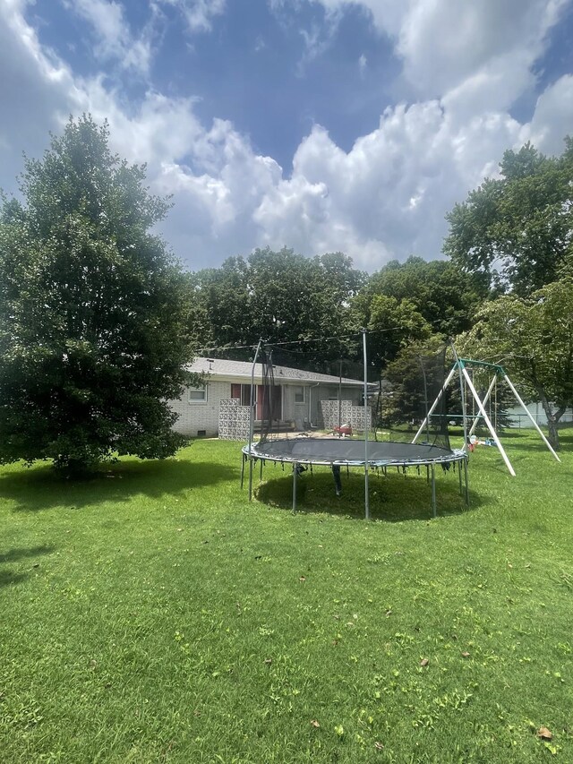 1212 Poplar Dr, Lawrenceburg, TN 38464 - view of grassy yard featuring a trampoline