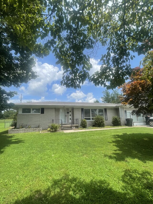 1212 Poplar Dr, Lawrenceburg, TN 38464 - ranch-style home with brick siding