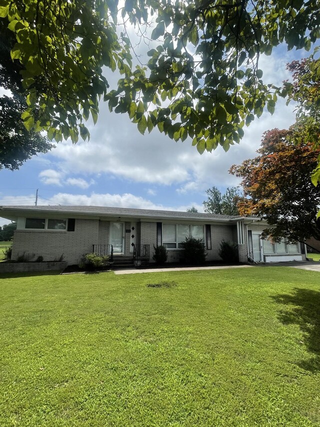 1212 Poplar Dr, Lawrenceburg, TN 38464 - single story home featuring brick siding and a front yard