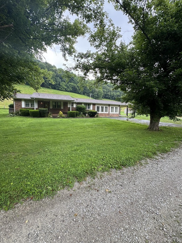 3911 Old Bottom Rd, Lafayette, TN 37083 - ranch-style home featuring a front lawn and gravel driveway