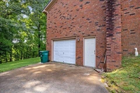101 Cedar Hill Dr, Waverly, TN 37185 - garage featuring driveway