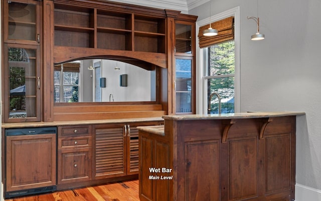 11 Saint Nicholas Way, Signal Mountain, TN 37377 - kitchen featuring light countertops, ornamental molding, hanging light fixtures, and light wood-type flooring