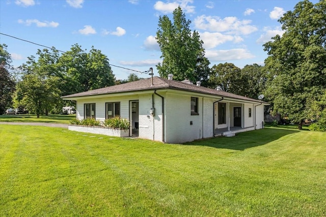 215 Sunset Dr, New Johnsonville, TN 37134 - view of front of house featuring a front yard and brick siding