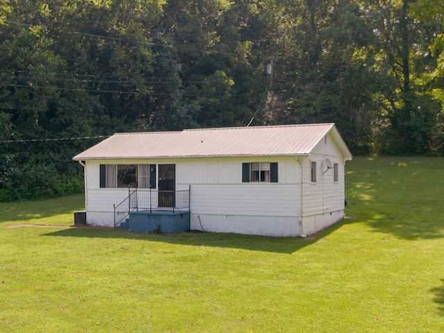 1532 Santa Fe Pike, Columbia, TN 38401 - view of front facade with crawl space, a front yard, and a metal roof