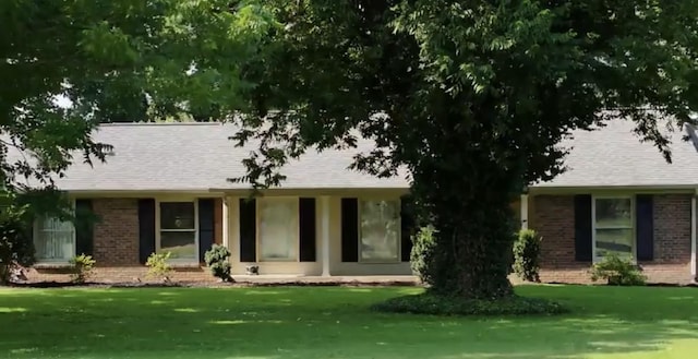 5125 Seward Rd, Brentwood, TN 37027 - ranch-style house featuring brick siding and a front lawn