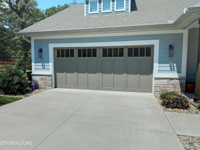 115 Bent Oak Ter, Crossville, TN 38558 - garage featuring driveway