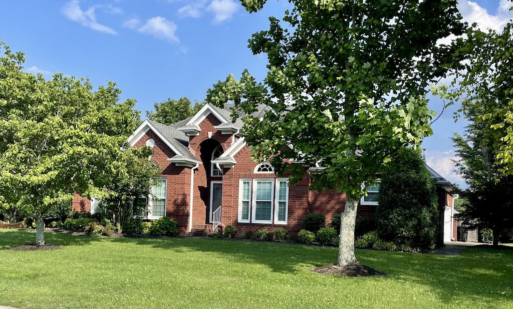 387 Natchez Trace Ct, Murfreesboro, TN 37127 - view of front facade featuring a front lawn, brick siding, and a chimney