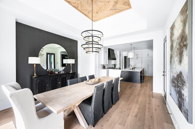 1526 Lipscomb Dr, Brentwood, TN 37027 - dining room with light wood-type flooring, a raised ceiling, arched walkways, and a chandelier