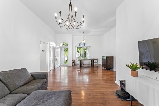 1902 Vicksburg Cir, Columbia, TN 38401 - living area featuring a chandelier, wood finished floors, and a towering ceiling