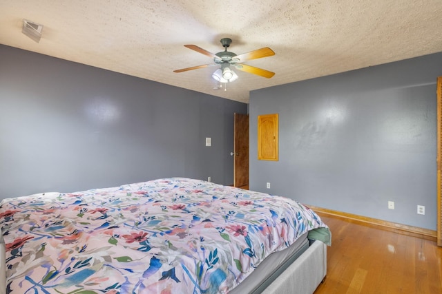183 Jerry Smith Rd, Indian Mound, TN 37079 - bedroom with wood finished floors, a textured ceiling, and a ceiling fan