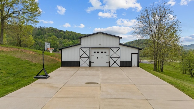3945 Hartsville Rd, Lafayette, TN 37083 - detached garage with a wooded view