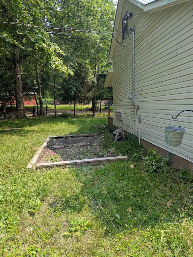 304 Fox Hollow Rd, Goodspring, TN 38460 - view of green lawn featuring a garden