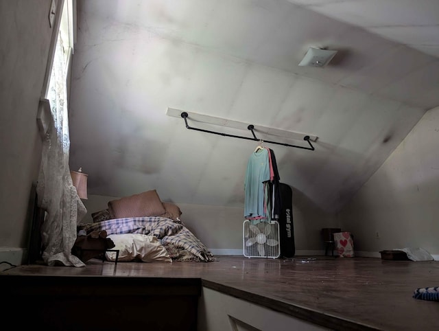 304 Fox Hollow Rd, Goodspring, TN 38460 - bedroom featuring lofted ceiling