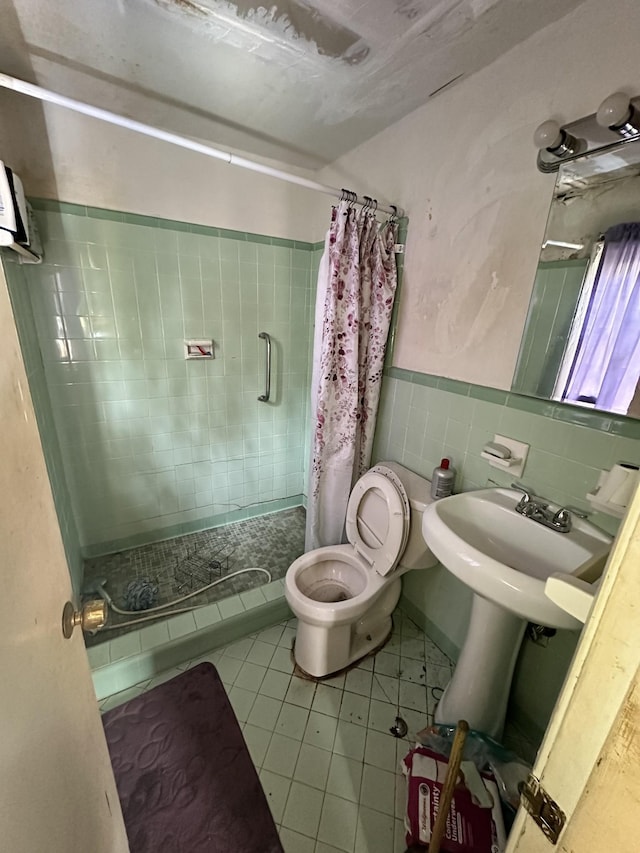 112 W Hackberry St, Centerville, TN 37033 - full bath featuring tile patterned flooring, a shower stall, and tile walls