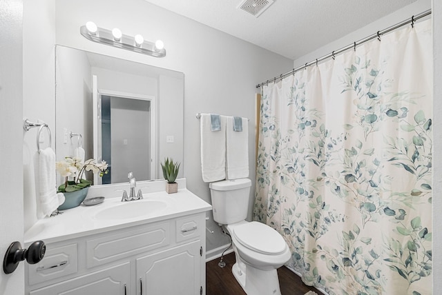 758 Spees Dr, Clarksville, TN 37042 - bathroom featuring wood finished floors, vanity, a textured ceiling, and curtained shower