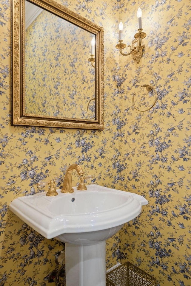 813 Stonewater Blvd, Franklin, TN 37064 - bathroom with wallpapered walls