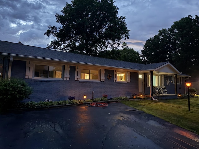 779 Dogwood Dr, Erin, TN 37061 - ranch-style home featuring a porch, brick siding, and a front lawn