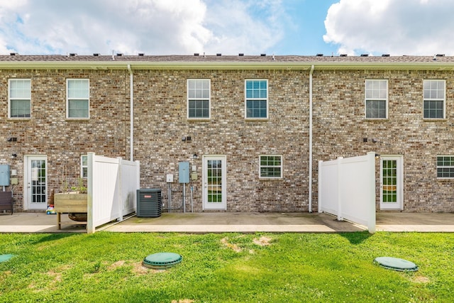 2075 Downstream Dr, Ashland City, TN 37015 - rear view of property with a patio and a yard