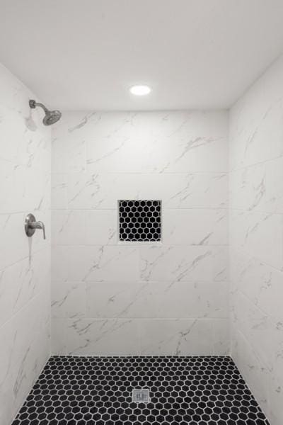 3211 Mayer Ln, Nashville, TN 37218 - bathroom with tiled shower