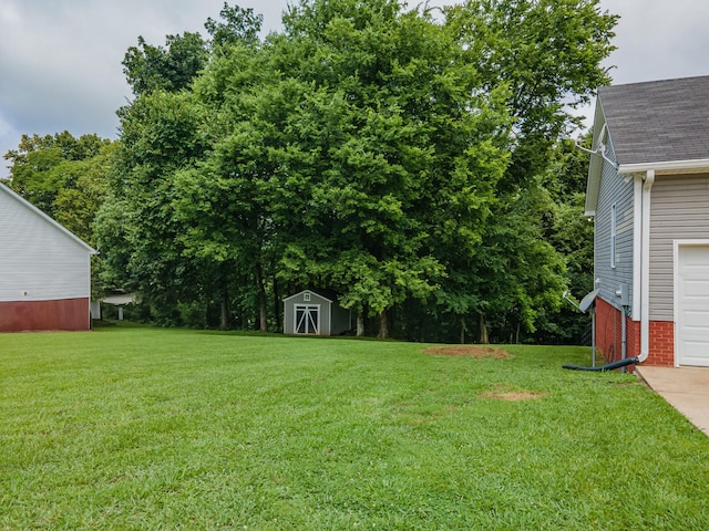 216 Desperado Ave, Pulaski, TN 38478 - view of grassy yard featuring a storage shed and a garage