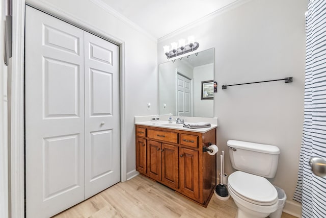 216 Desperado Ave, Pulaski, TN 38478 - bathroom featuring crown molding, vanity, wood finished floors, and a closet
