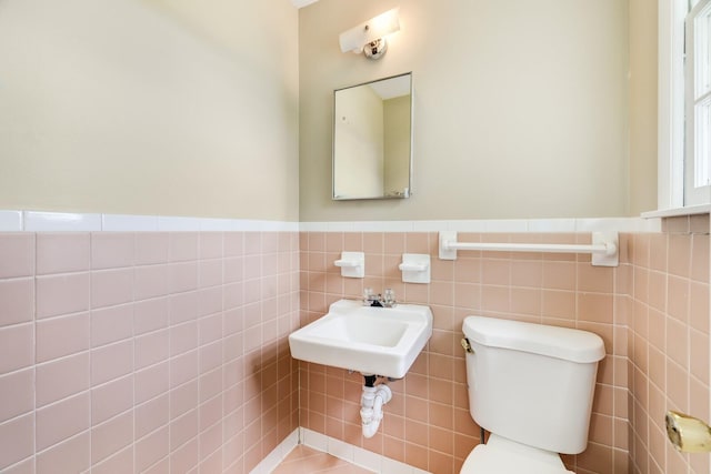201 Sterry Ct, Antioch, TN 37013 - bathroom with tile walls and a wainscoted wall