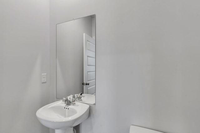 510 Hinton St, Lebanon, TN 37090 - bathroom with a sink and toilet