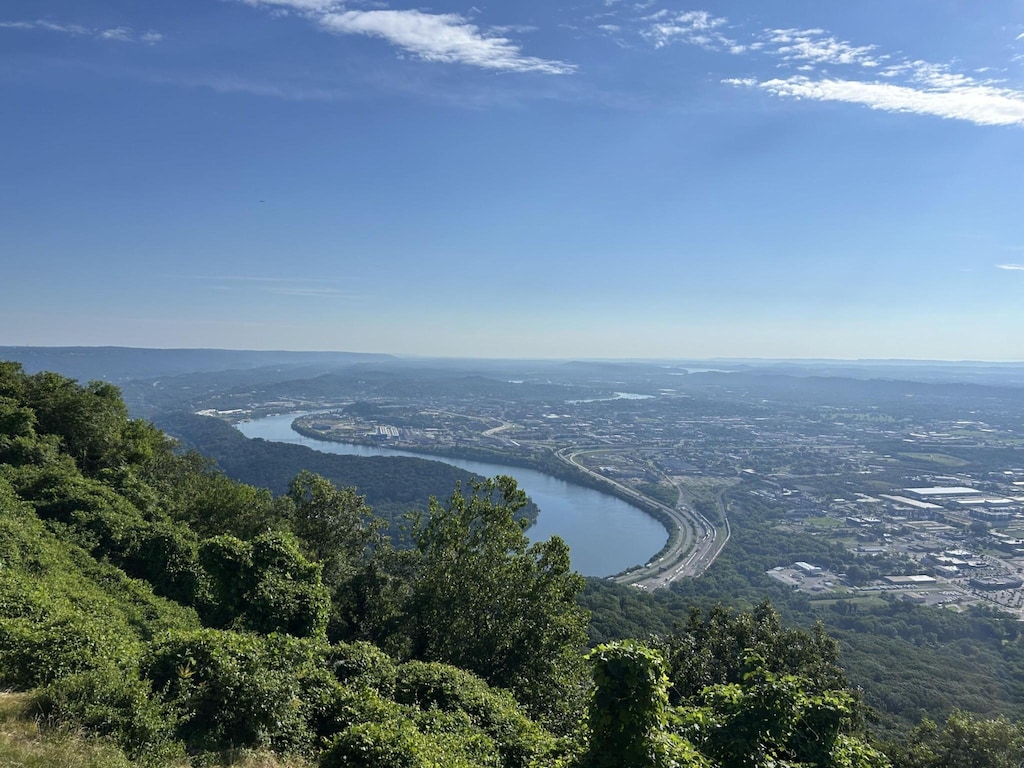 1107 E Brow Rd, Lookout Mountain, TN 37350