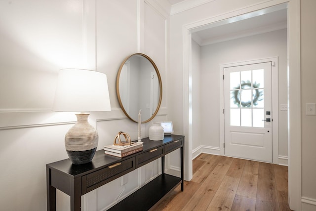 1015 Amelia Ct, Chattanooga, TN 37412 - entrance foyer with light wood-style floors and crown molding