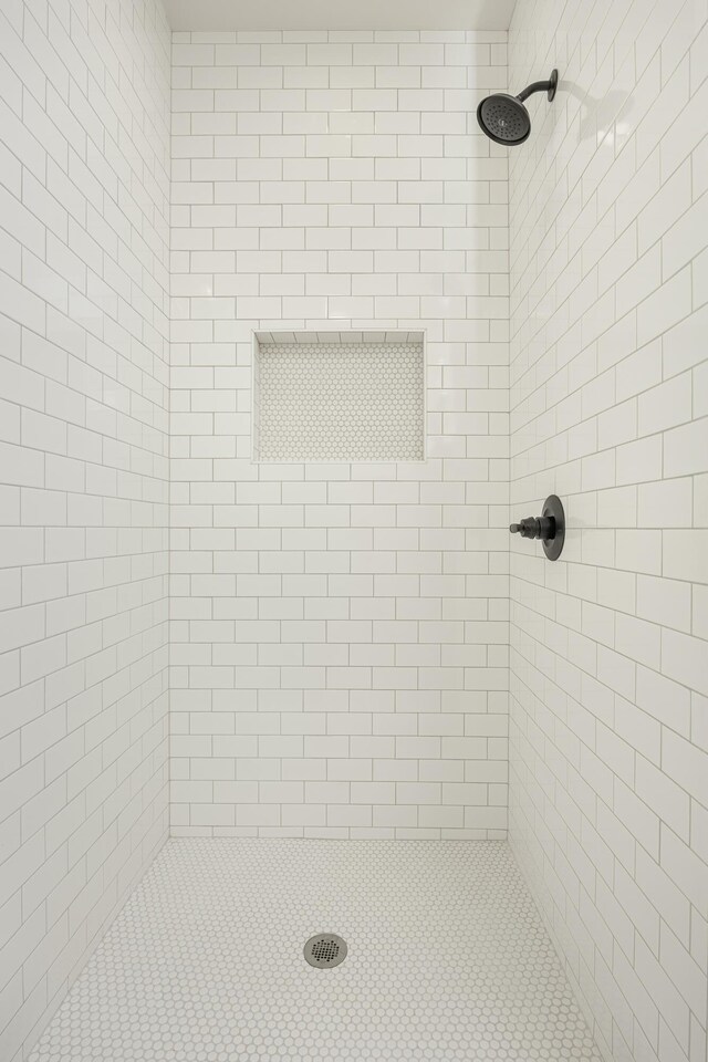 8668 Woodbury Acre Ct, Harrison, TN 37341 - bathroom with tiled shower