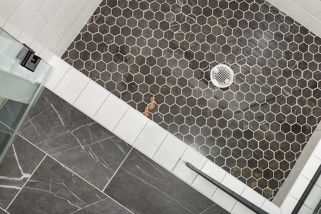 8668 Woodbury Acre Ct, Harrison, TN 37341 - bathroom with tiled shower