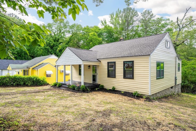 35 Agnes Ave, Chattanooga, TN 37406 - bungalow-style home featuring a shingled roof, covered porch, a chimney, and a front lawn