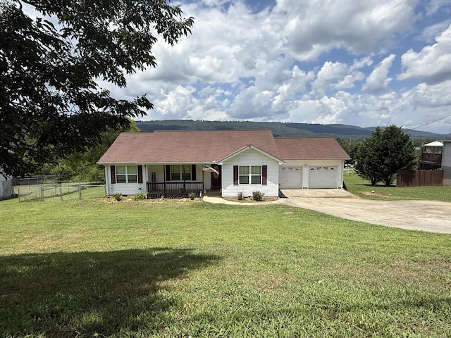 191 Lookout Cir, Trenton, GA 30752 - ranch-style home featuring a porch, driveway, and a garage