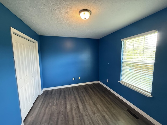 191 Lookout Cir, Trenton, GA 30752 - unfurnished bedroom featuring wood finished floors, a textured ceiling, and a closet